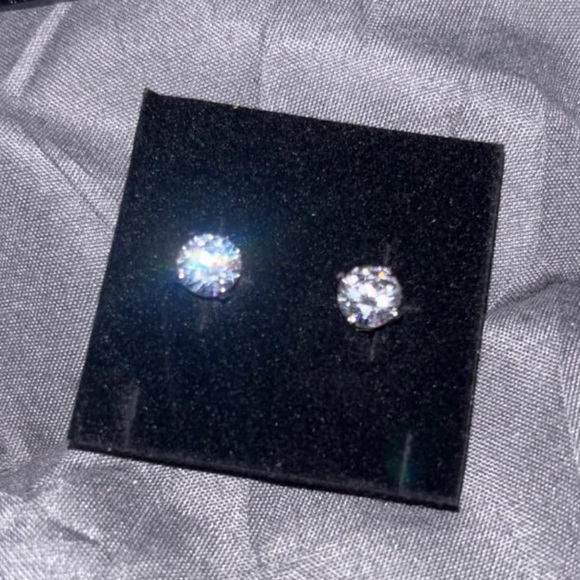 Simulated diamond stud earrings - Picture 2 of 4